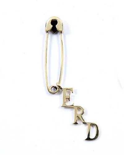 120-011_SAFETY_PIN_EARRING_GOLD_FLAT_94b890a6-4df5-464c-b759-ffd8c7f3a86d_grande.jpg