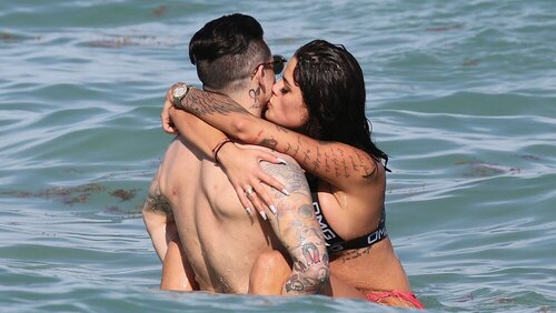 casper-smart-und-sein-flirt-coca-im-meer.jpg