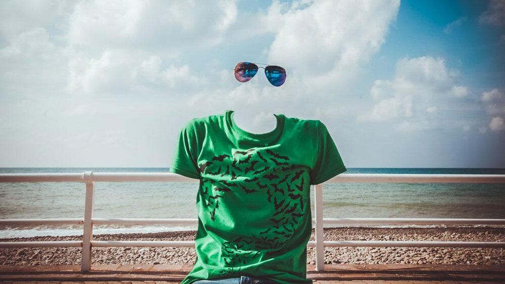 Homme invisible a la plage