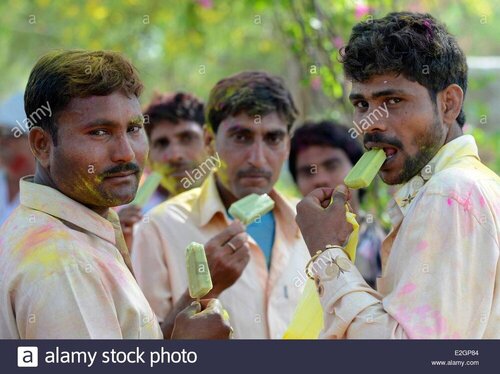india-uttar-pradesh-state-barsana-people-throw-coloured-powder-in-E2GP84.jpg