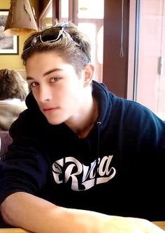 7e8ba4a2bfe6e8ab9ae476af105c4568  francisco lachowski mirror mirror