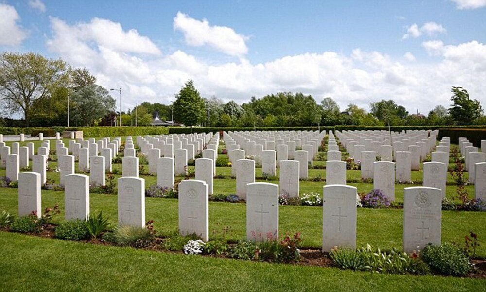 Article 2518814 19DF54E200000578 330 636x382