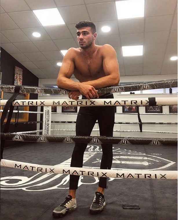 0 Tommy Fury was accused of Photoshopping his legs in this topless picture