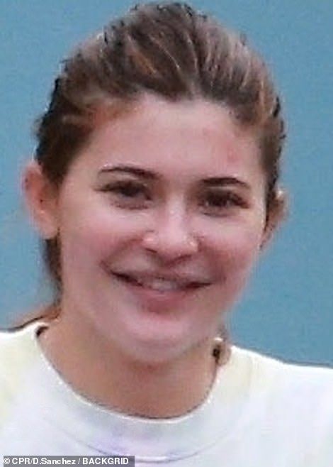 27425150 8237553 Off duty beauty Kylie 22 looked relaxed and happy on the outing  m 12 1587404