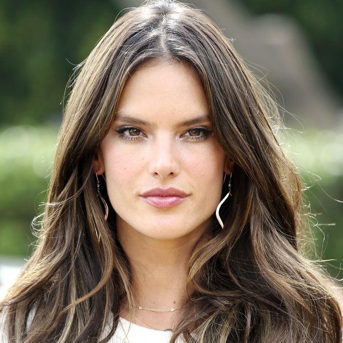 Cdncliqueinccom  cache  posts  243161  alessandra ambrosio 243161 1511831338147 main700x0c 