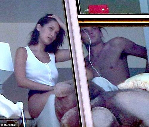 435C358600000578-4803524-Selfie_centered_During_their_hang_in_the_Big_Apple_the_models_ro-a-56...jpg