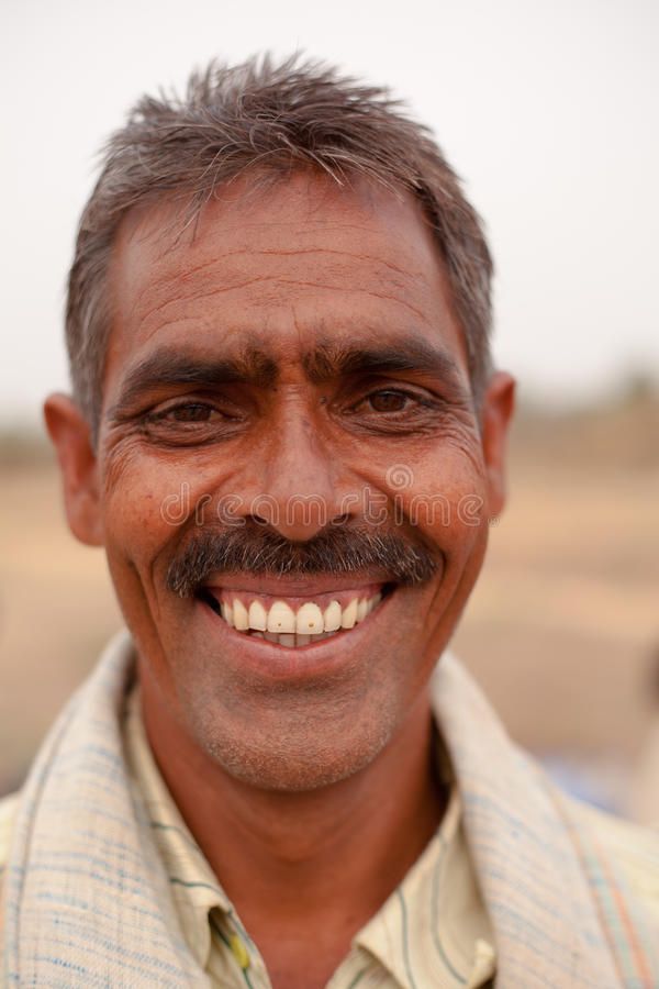 Smiling indian man 26986028