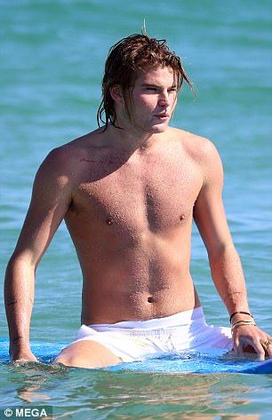 45D94FB700000578 5034049 Determination The shirtless Jordan was seen looking determined a m 21