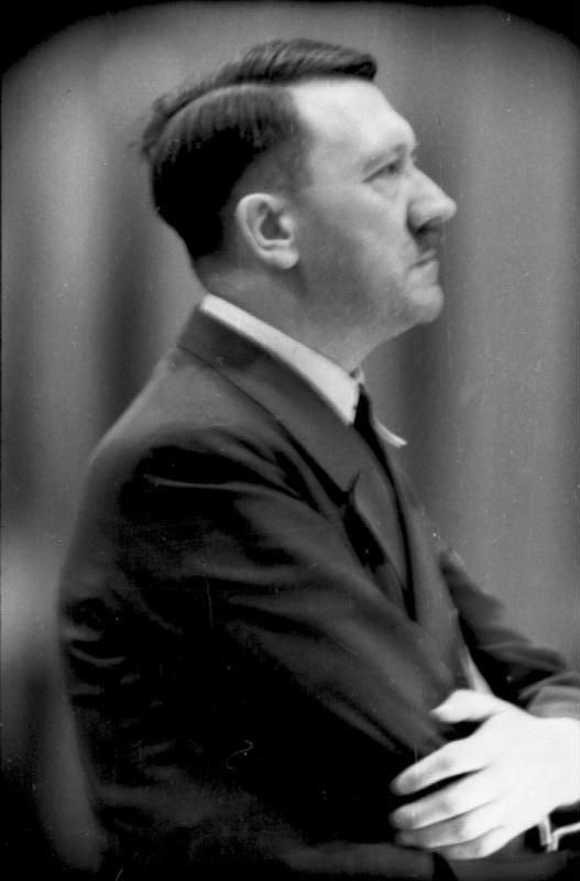 Bundesarchiv Bild 101I 811 1881 33 Adolf Hitler bei Rede