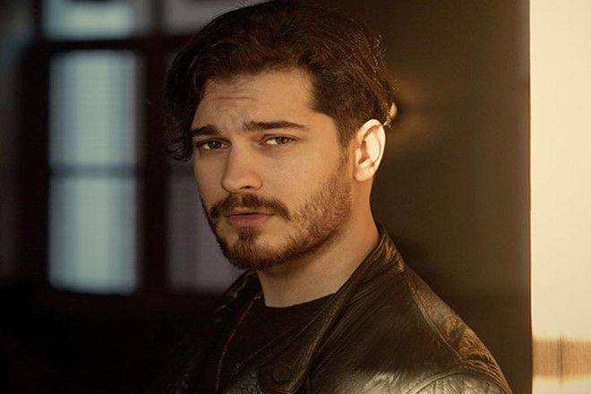Cagatay ulusoy sac rengi ve modelleri