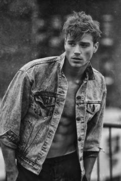 EBA9A2C7 E3DA 4B3C 8A46 B264D61590E0