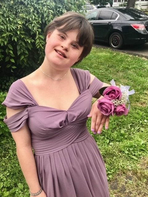 636653501713342986 Sabrina corsage