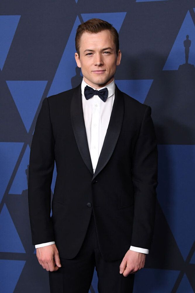 Nikt tak nie nosi garnituru jak taron egerton aktor to nowa gwiazda czerwonych dywanow