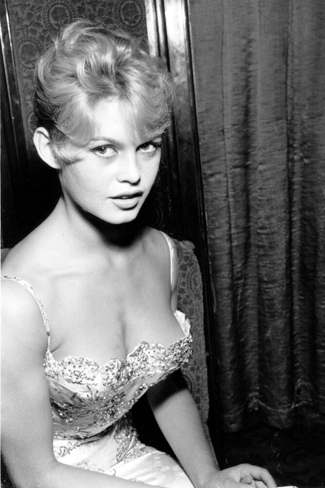 Brigitte bardot jeune avec robe et dfecollete
