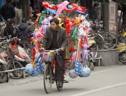 081017075613kii97npc0 a toy peddler in chengdu  sichuanb