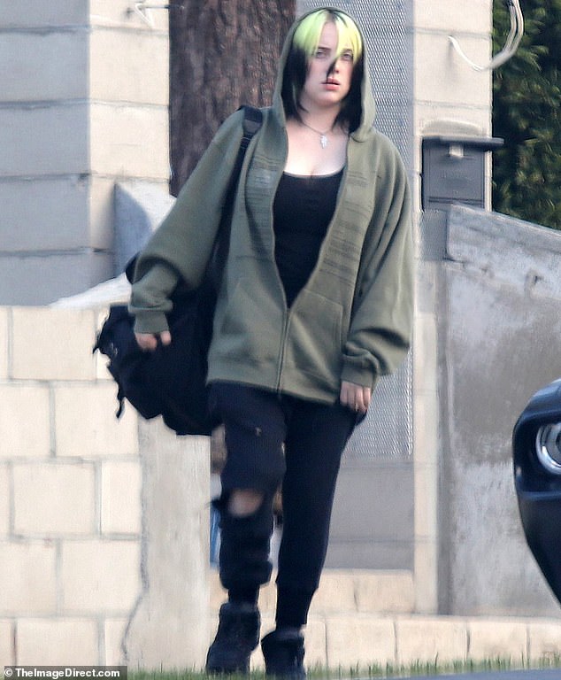 28581442 8336851 Teen Spirit Billie Eilish was seen leaving a home in Los Angeles m 31 1589903