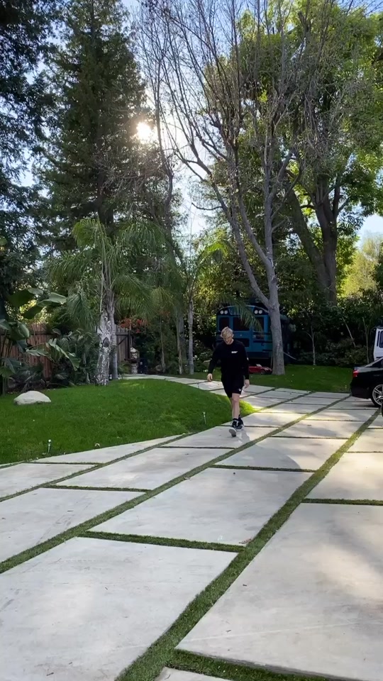 Image from https://p16-sign-va.tiktokcdn.com/obj/tos-maliva-p-0068/cd0576d2d7254b6ebc3eeb8660966716_1584637692?x-expires=1599710400&x-signature=ft4%2FA%2B%2FQOKc1qBDFzhTw%2BzpbUag%3D