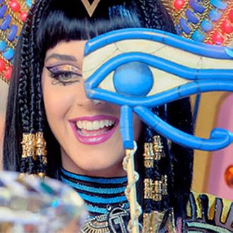 7cd9b55b1f2f2168db9bf7d62f3a5ba14c 01 katy perry 2rsquarew330
