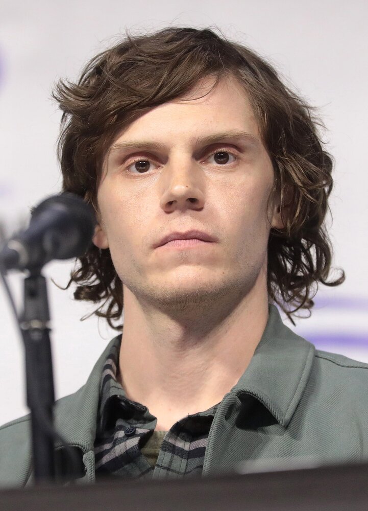 1200px Evan Peters by Gage Skidmore 3