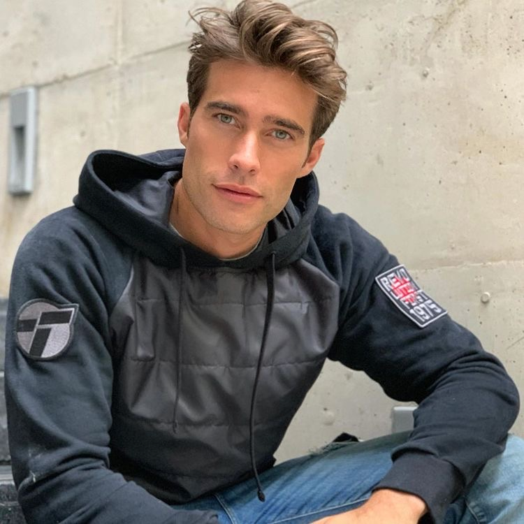 221BFF20 2B1F 47B9 9F75 8634E57E6A8D