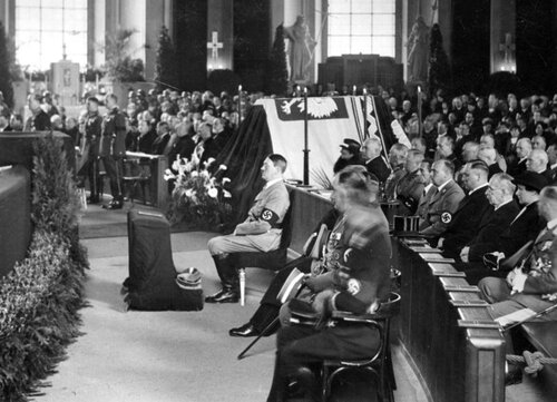 Adolf-Hitler-podczas-mszy-żałobnej-za-Józefa-Piłsudskiego..jpg