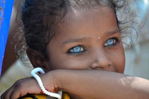 Noir aux yeux bleus 6