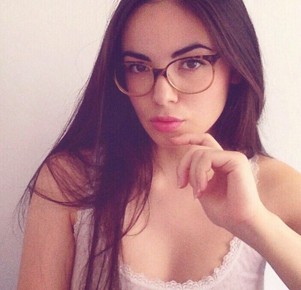 Agathe auproux avec les cheveux longs