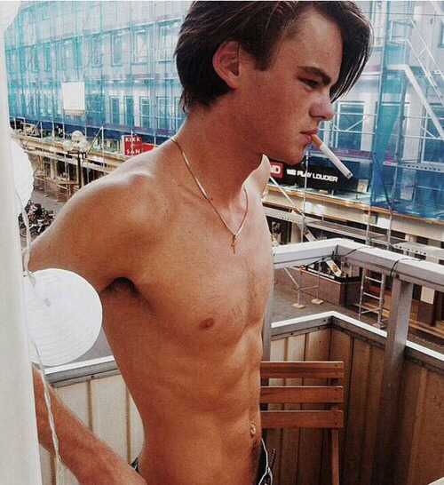 Tumblr ng4lzzuaXZ1u1t1rvo1 500