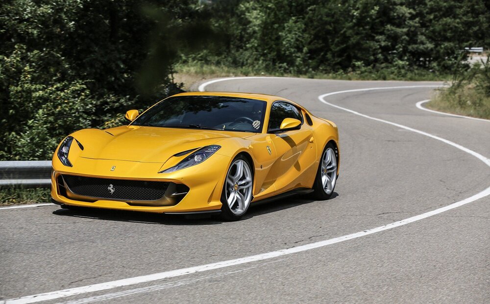 Meme si sa puissance intimide cette ferrari 812 superfast accepte volontiers de se montrer doc
