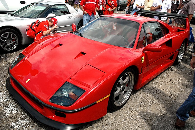 800px Ferrari F40 in IMS parking lot