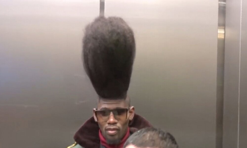 Man with foot tall hairdo captured on tape at LAX  Daily Mail Online  482BCD2600000578 0 ima