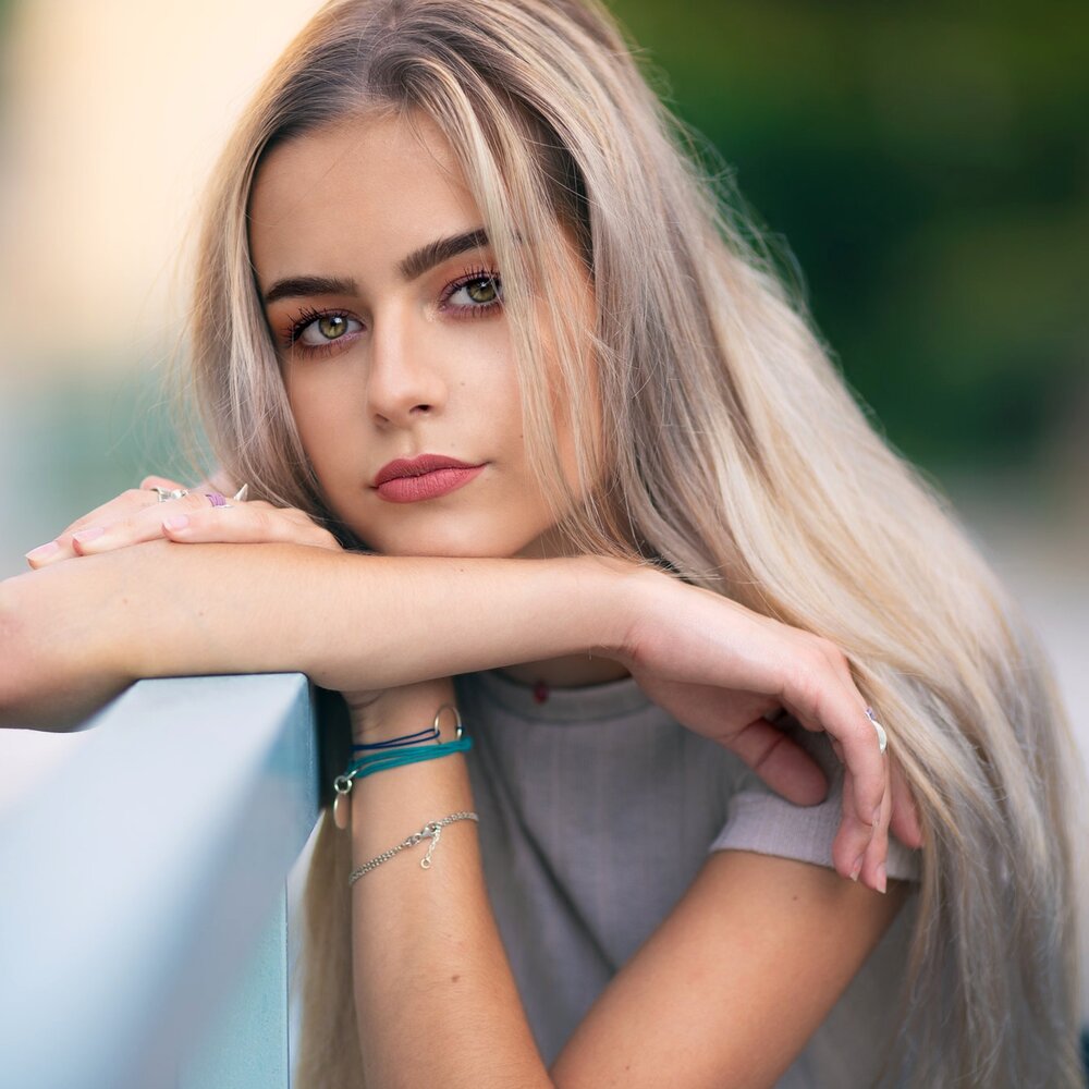 Cute girl blonde hairs 1p 2048x2048