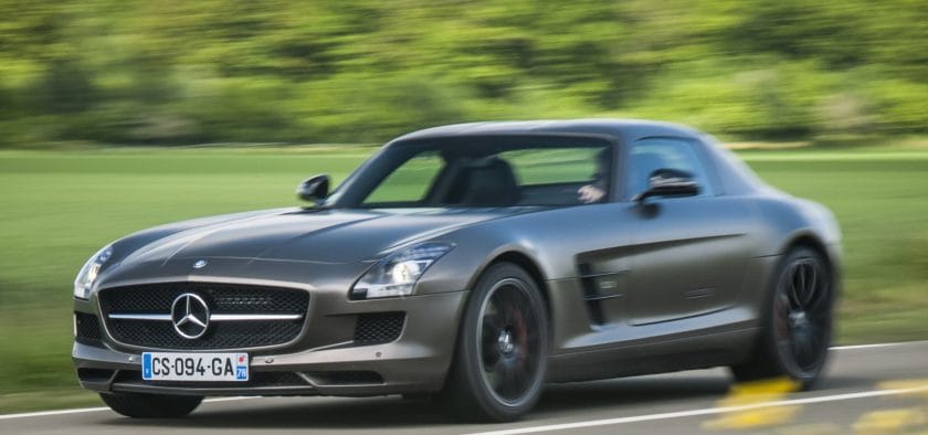 20 ch de plus et surtout un chassis aux reglages nettement plus sport la sls gt doit etre cond