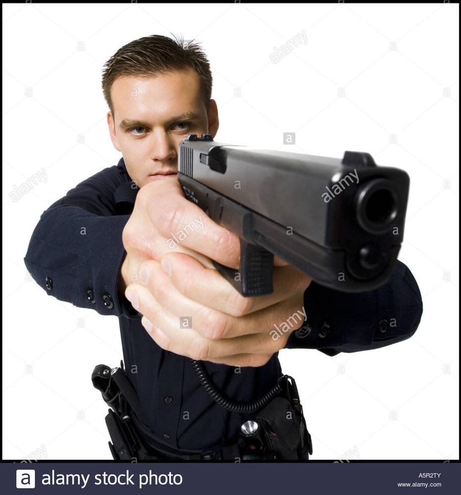 Agent de police de sexe masculin avec pistolet a5r2ty