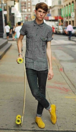 Camicia a maniche corte in chambray grigio scuro jeans aderenti neri chukka in pelle scamoscia