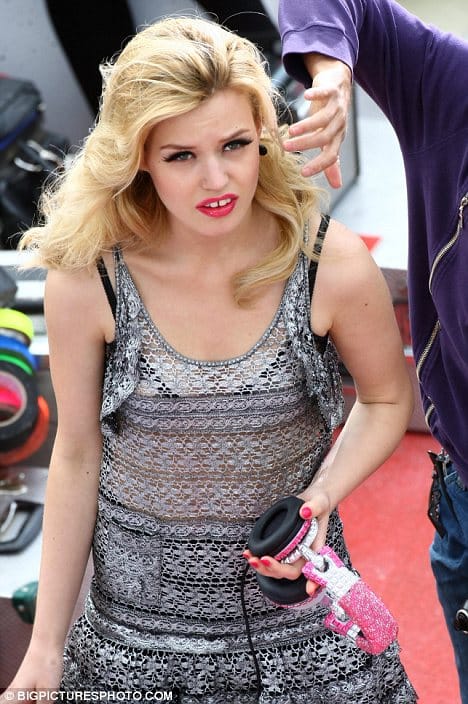 Article 1283085 09D7831B000005DC 130 468x704