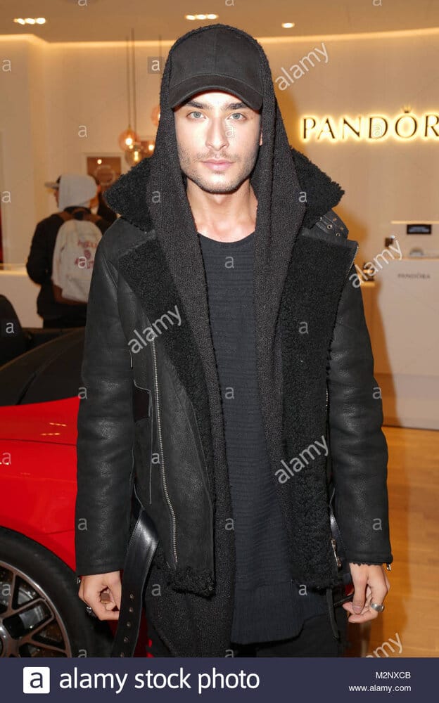 Toni mahfud kuenstler und model erster pandora mens day bei pandora M2NXCB