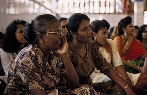 300px COLLECTIE TROPENMUSEUM Vrouwen in de Hindoe tempel Sri Mariamman TMnr 20018360