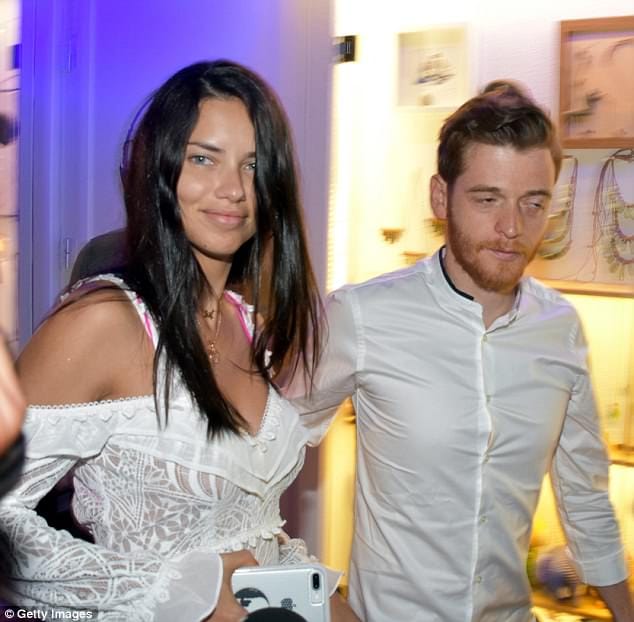 4244898600000578 4691340 PDA Adriana Lima looked very smitten as she was spotted hand in  a 11