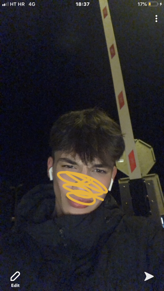 6411E3E5 C6D4 474A B7F9 CDAF3960E342