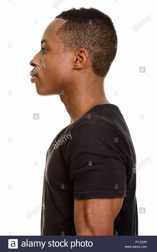 Ver perfil de jovenes africanos hombre aislado contra el fondo blanco pyjd2p