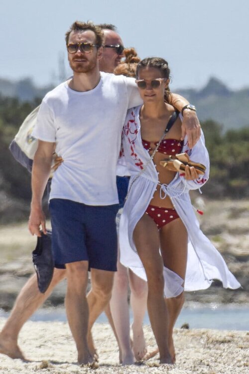 1007144-alicia-vikander-and-michael-fassbender-share-a-kiss.jpg