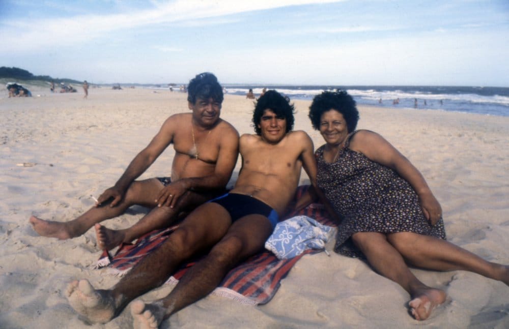 Diego maradona 2019 002 maradona with family on beach ORIGINAL