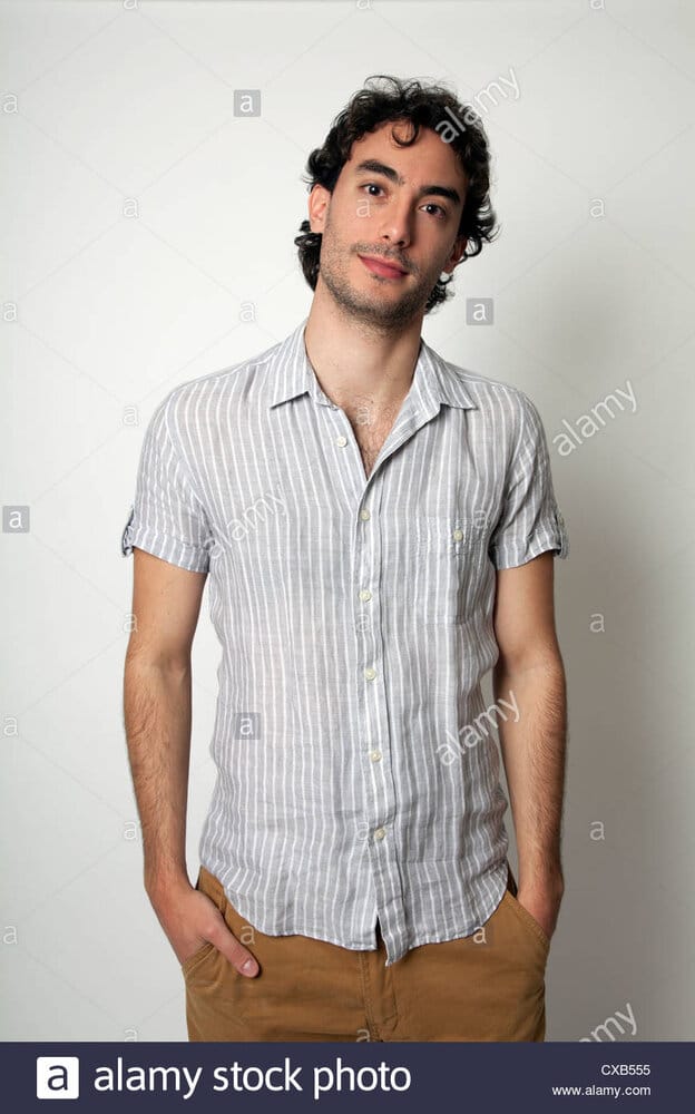 Casual guy en studio avec expression positive neutre cxb555