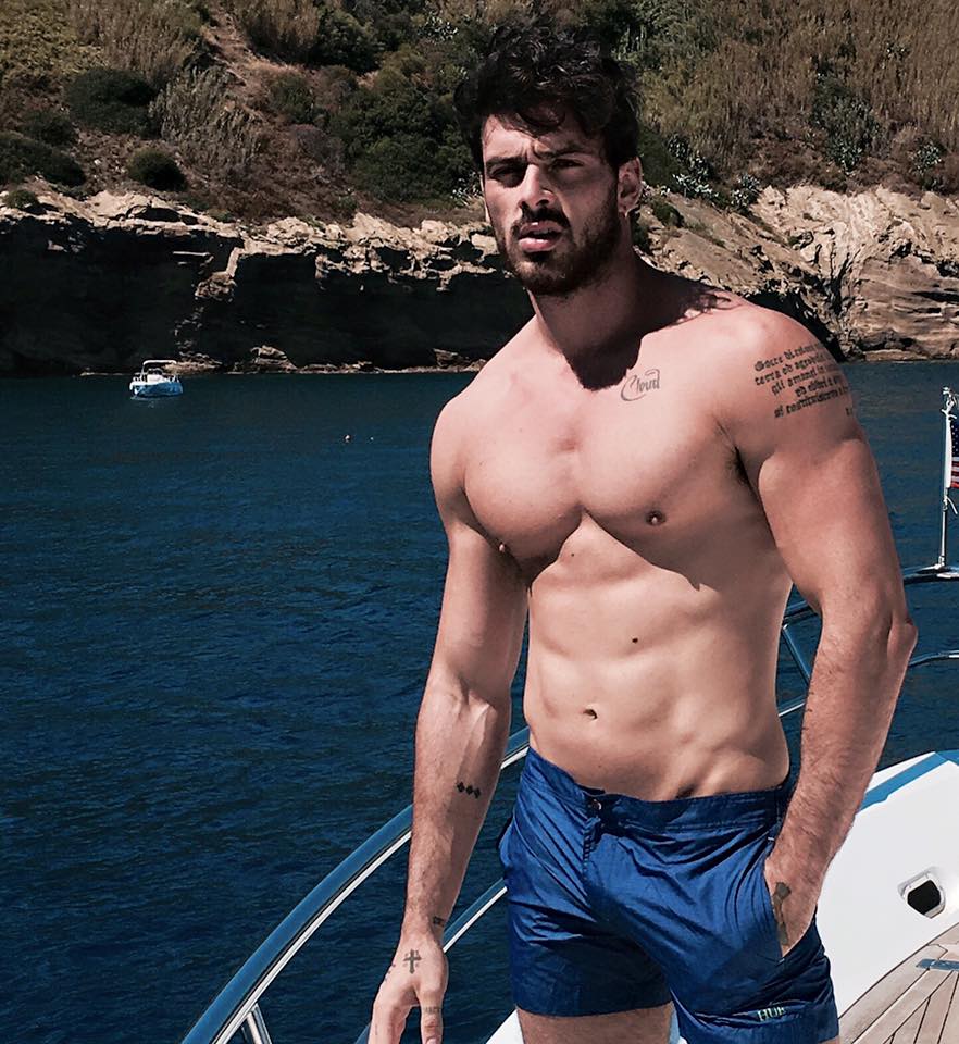 Michele Morrone pubblica una dedica alla moglie piovono critiche e insulti