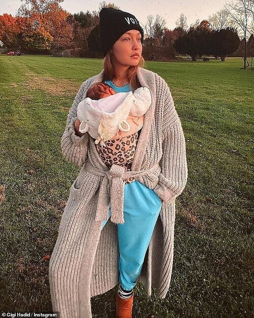 40944722 9403591 Baby love Hadid enjoying a moment with her daughter Khai a 1 1616704073502