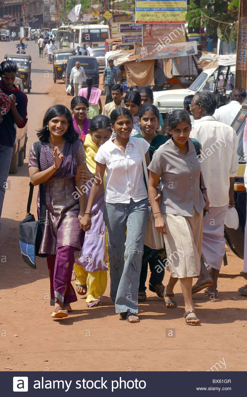 Group of indian school girls walking on a street in delhi BX61GR