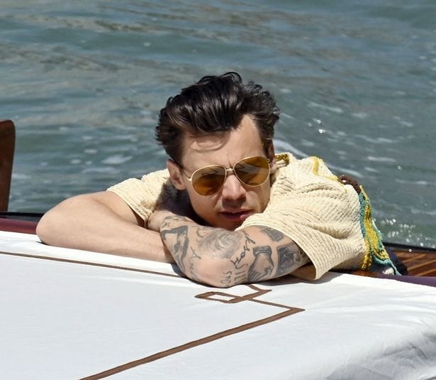 0 PAY EXCLUSIVE WEB MUST CALL FOR PRICING Singer and Actor Harry Styles cuts a stylish figure 