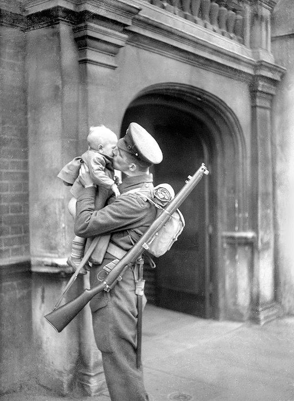 Soldier says goodbye to his child