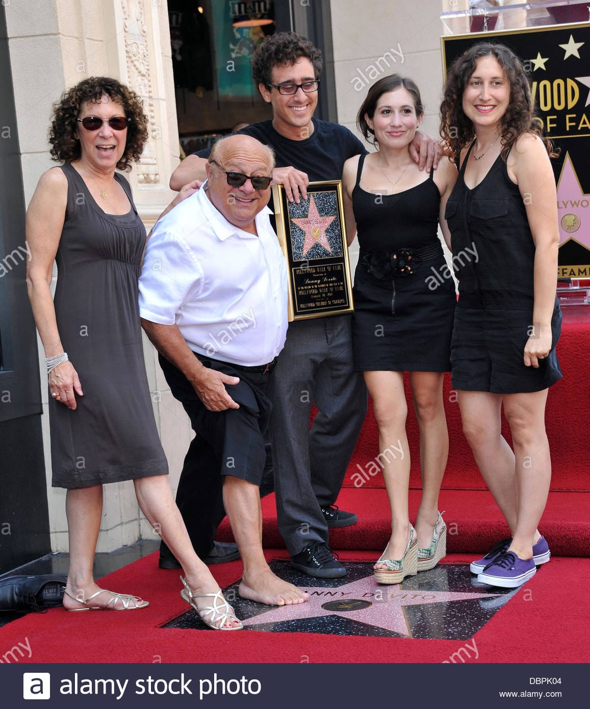 Rhea perlman y danny devito con sus hijos danny devito es honrado con una estrella en el paseo